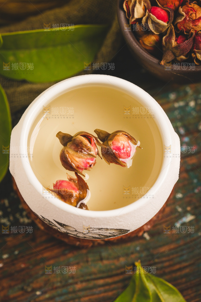 木底上放着一杯玫瑰花茶
