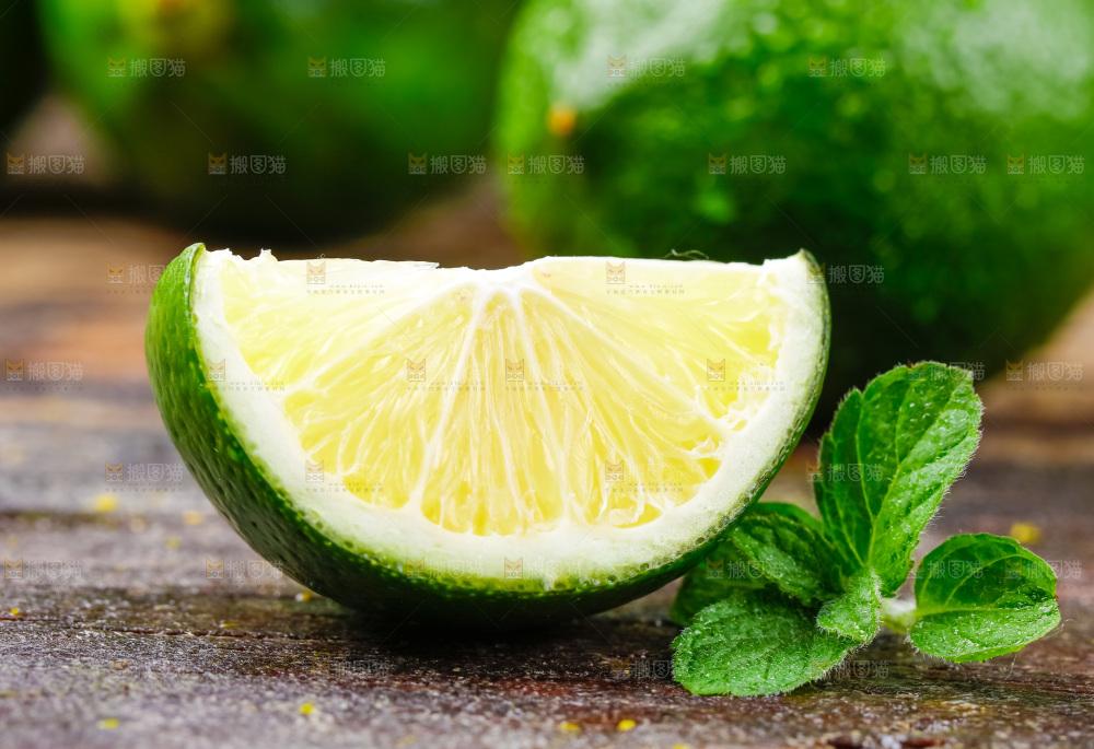 木底上放着一小块香水柠檬