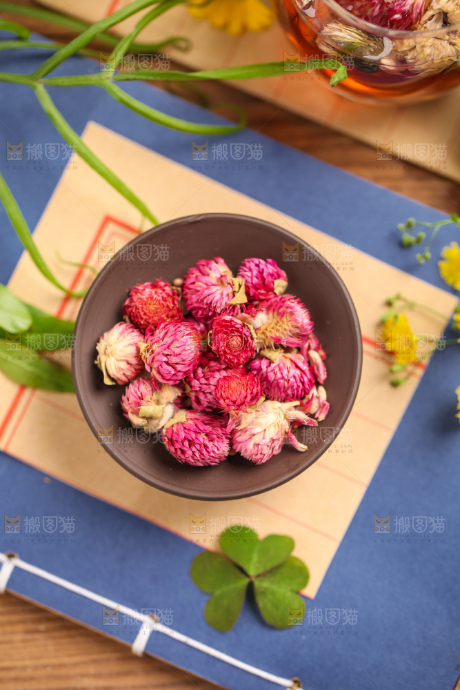 信纸上摆放着一碗千日红花茶