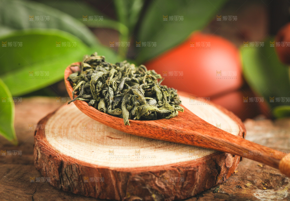 木底上勺子里的绿茶