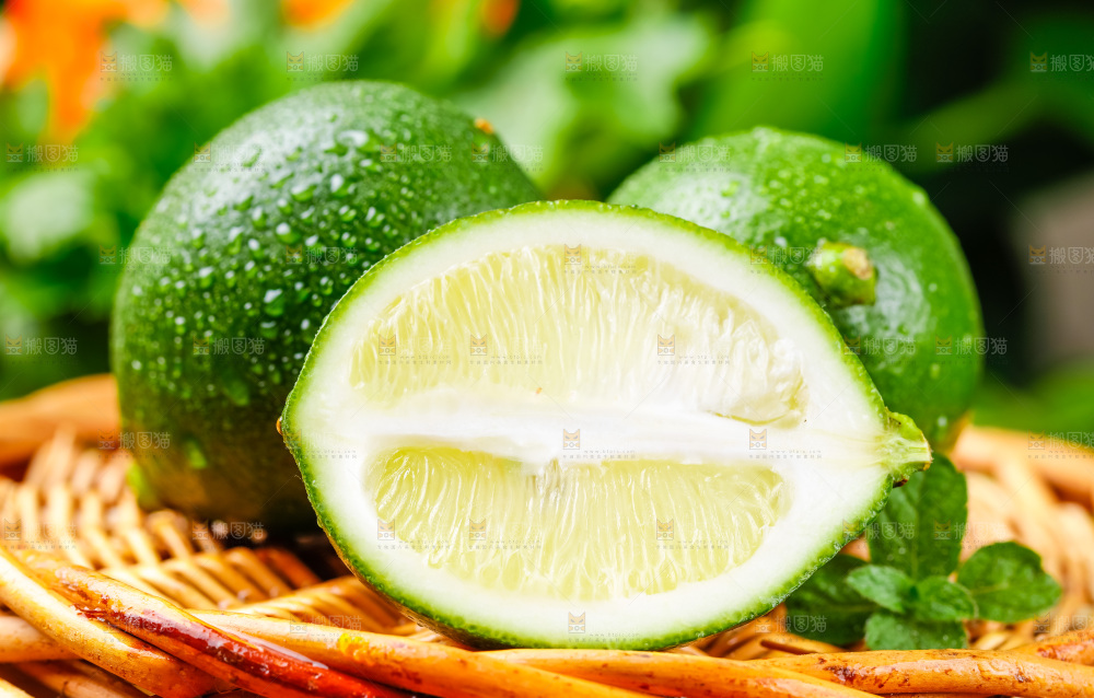 竹编上放着香水柠檬