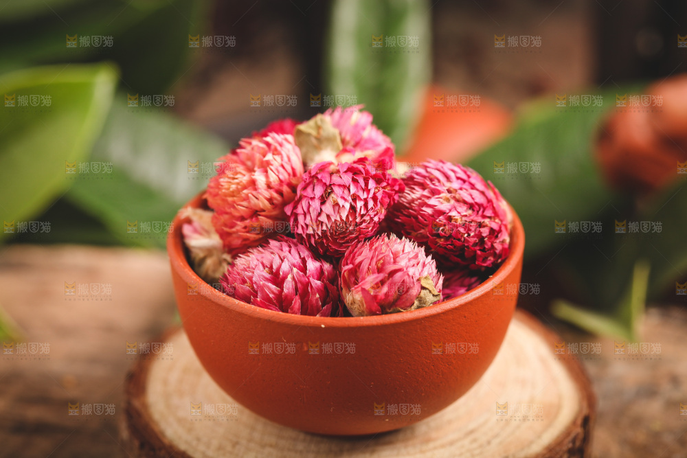 木底上放着千日红花茶