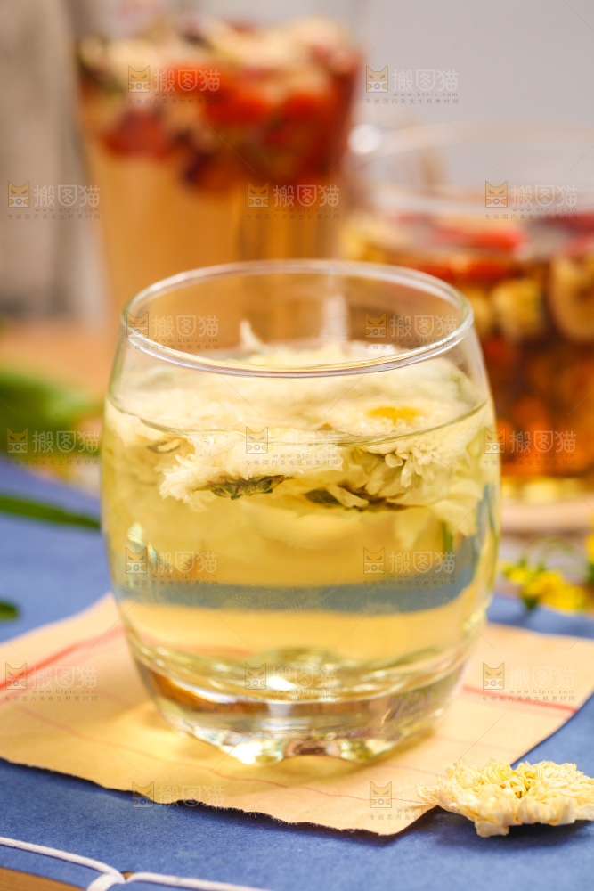 信纸上放着一杯杭白菊茶