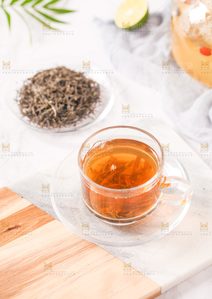 桌上放着一杯毛尖茶