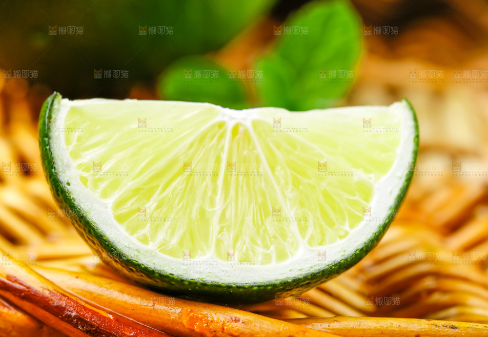 竹篮上放着一小块香水柠檬