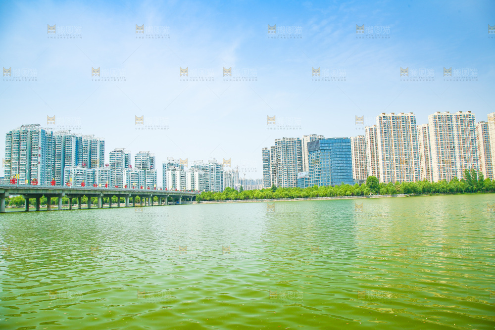 清澈的湖水
