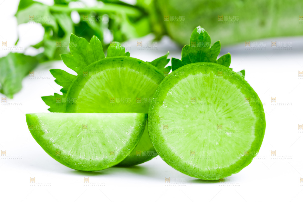 白底上放着水果萝卜