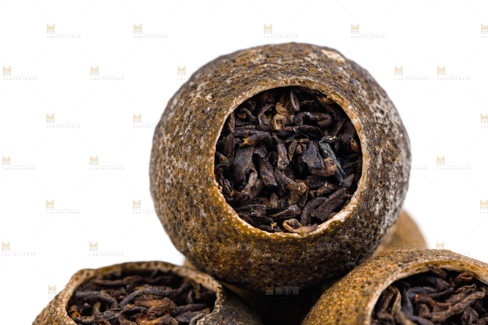 白底上摆放着小青柑普洱茶