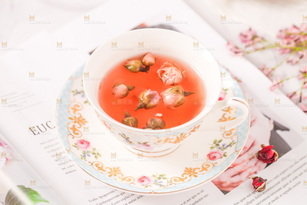 书上摆放着一杯玫瑰花茶