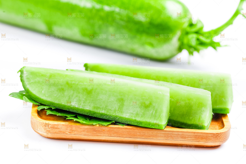 白底上的水果萝卜