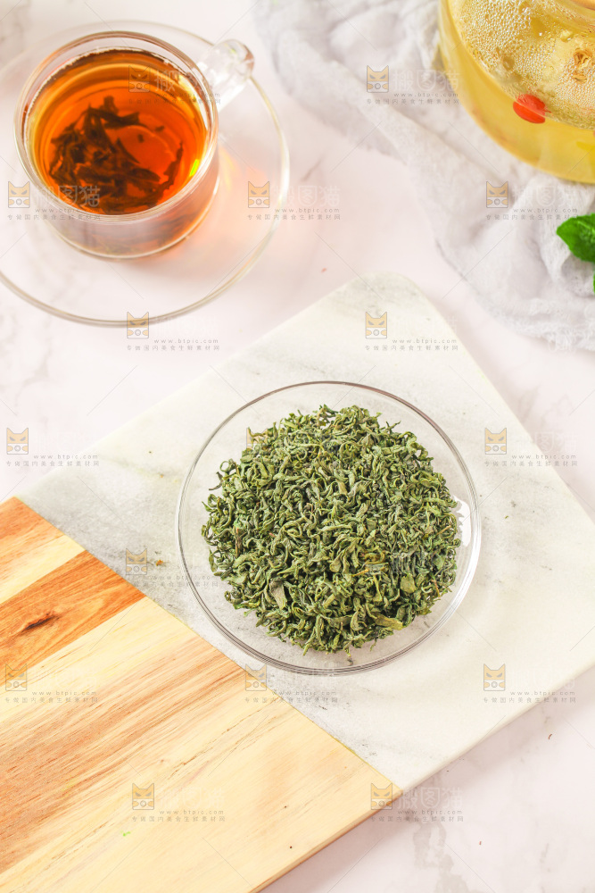 桌上放着一盘绿茶