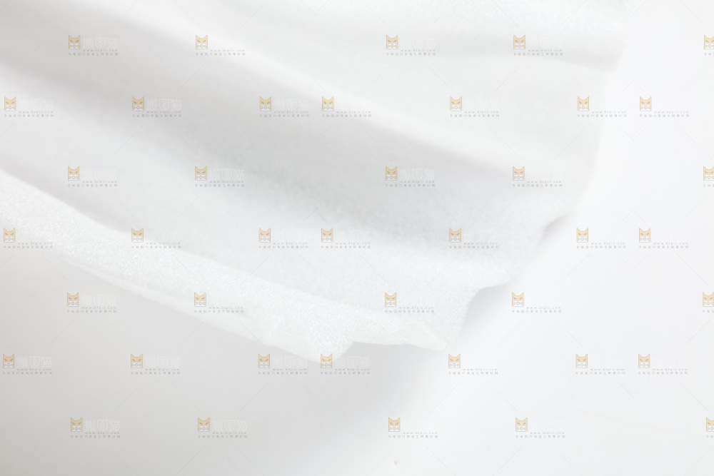 白底上的泡沫纸
