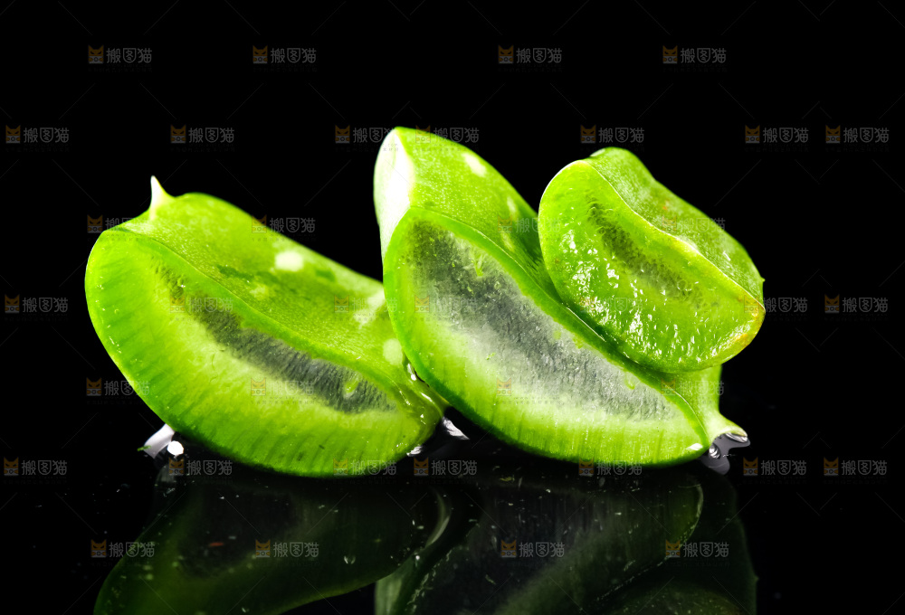 黑底上放着切开的芦荟
