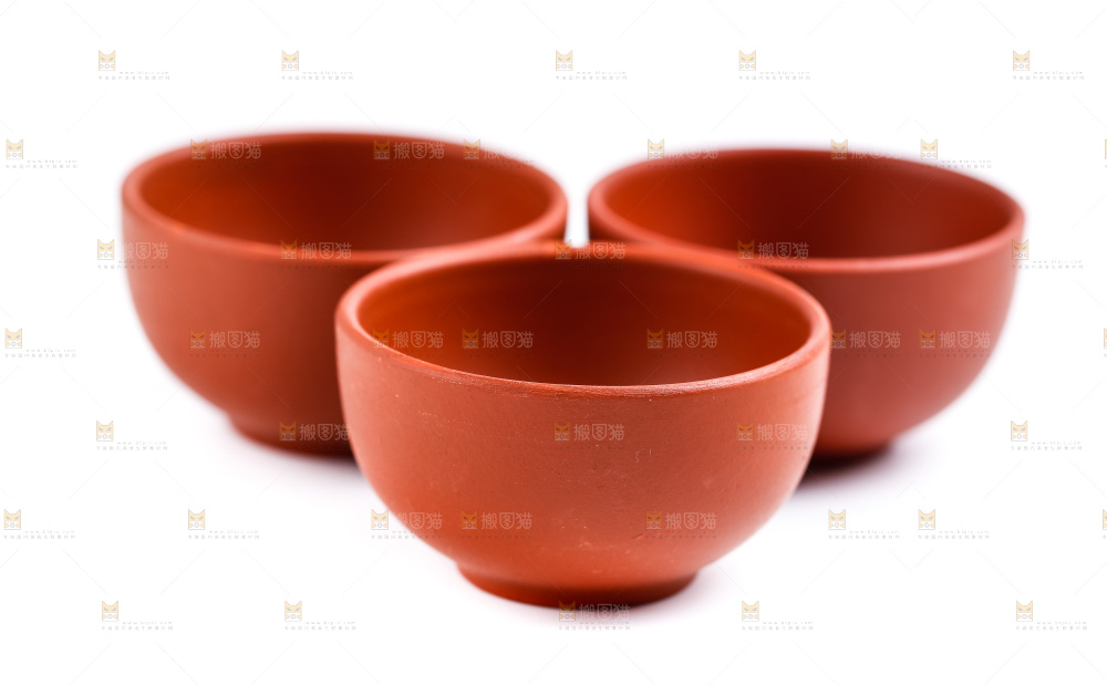 白底上放着陶瓷茶杯