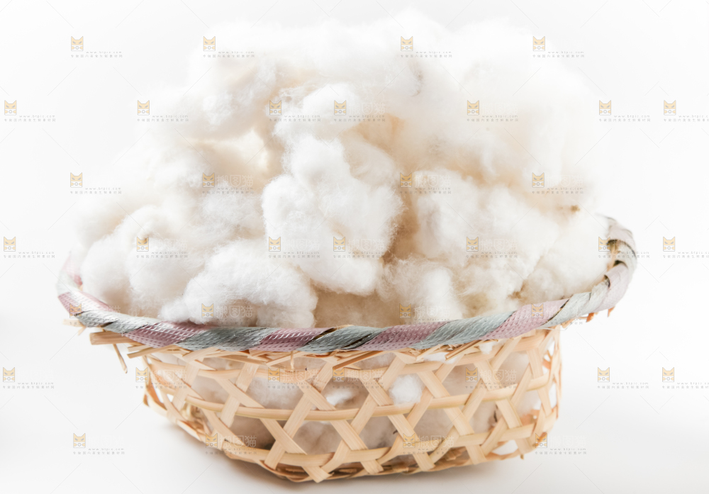 篮子里装着新疆棉花