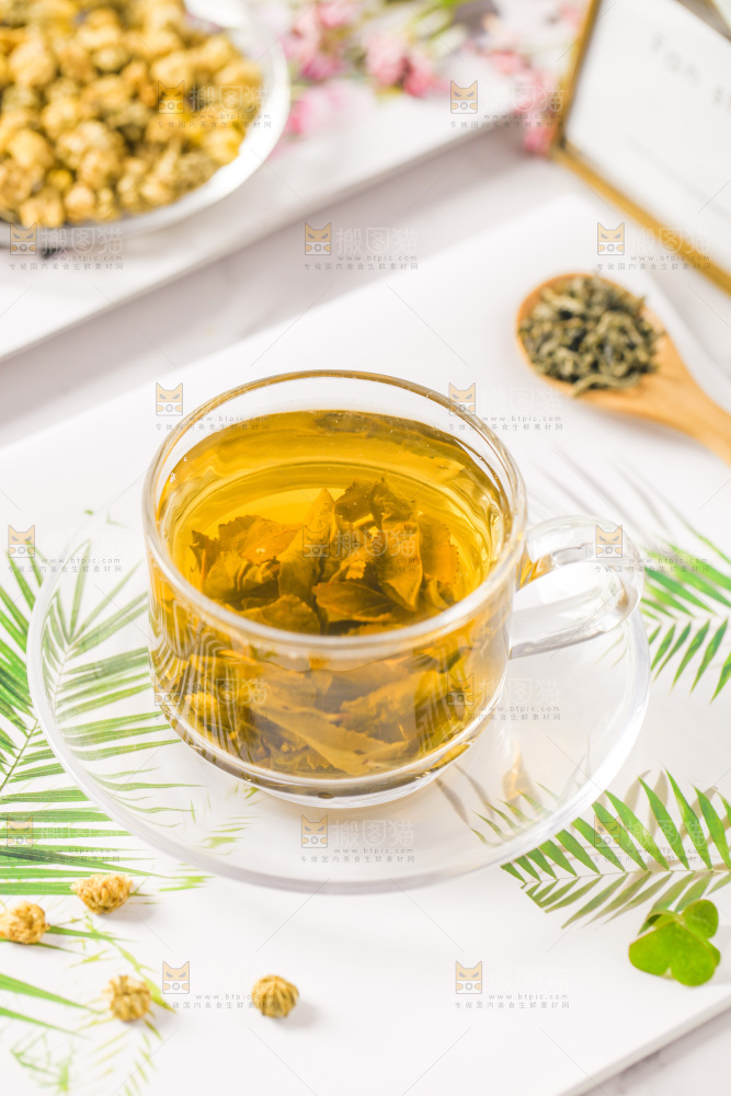 桌子上摆放着一杯绿茶