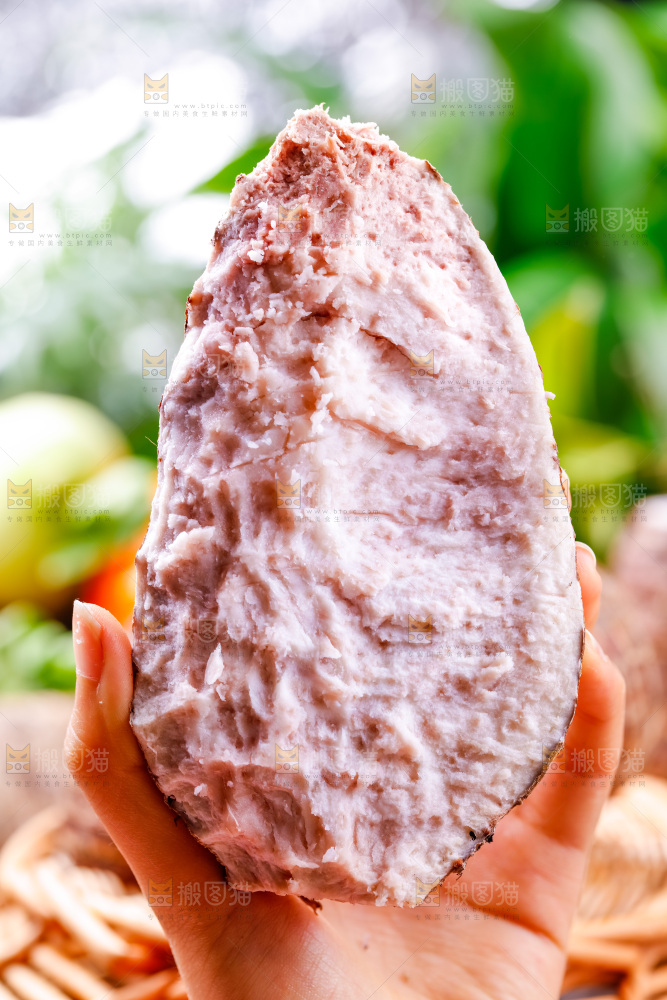 手上拿着一大块芋头果肉
