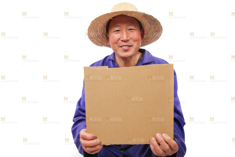 农民手里拿着一块纸板