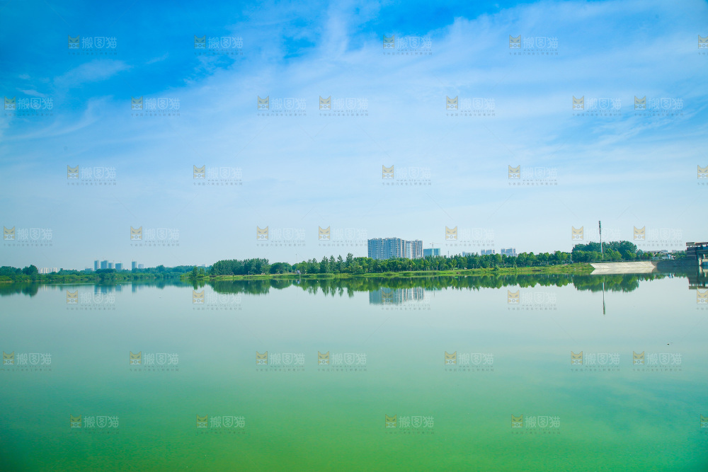 清澈的湖水