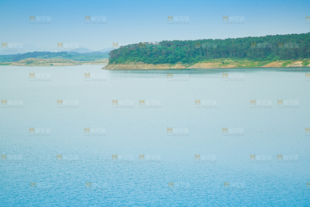 清澈的湖水