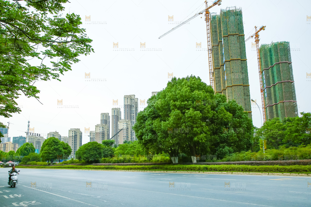 宽敞的机动车道路