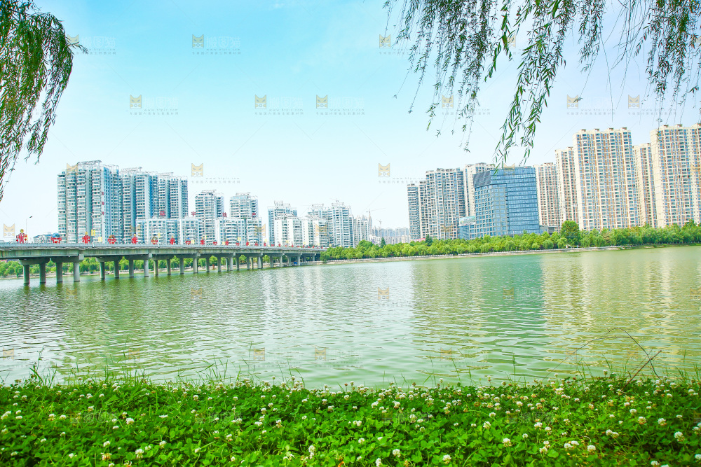 清澈的湖水