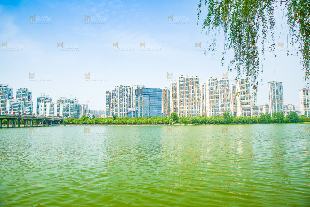 清澈的湖水