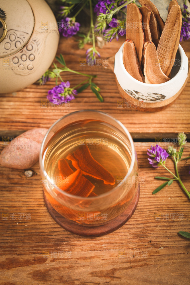 杯子里装着灵芝片泡茶
