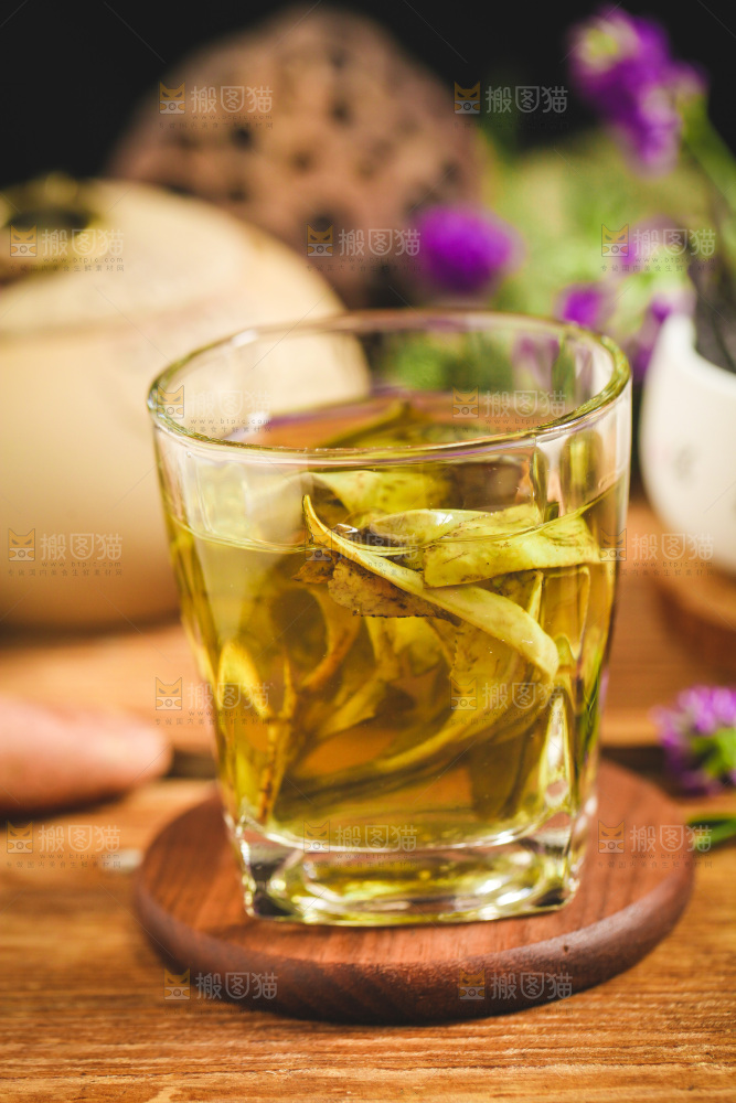 木底上放着一杯乌龙茶
