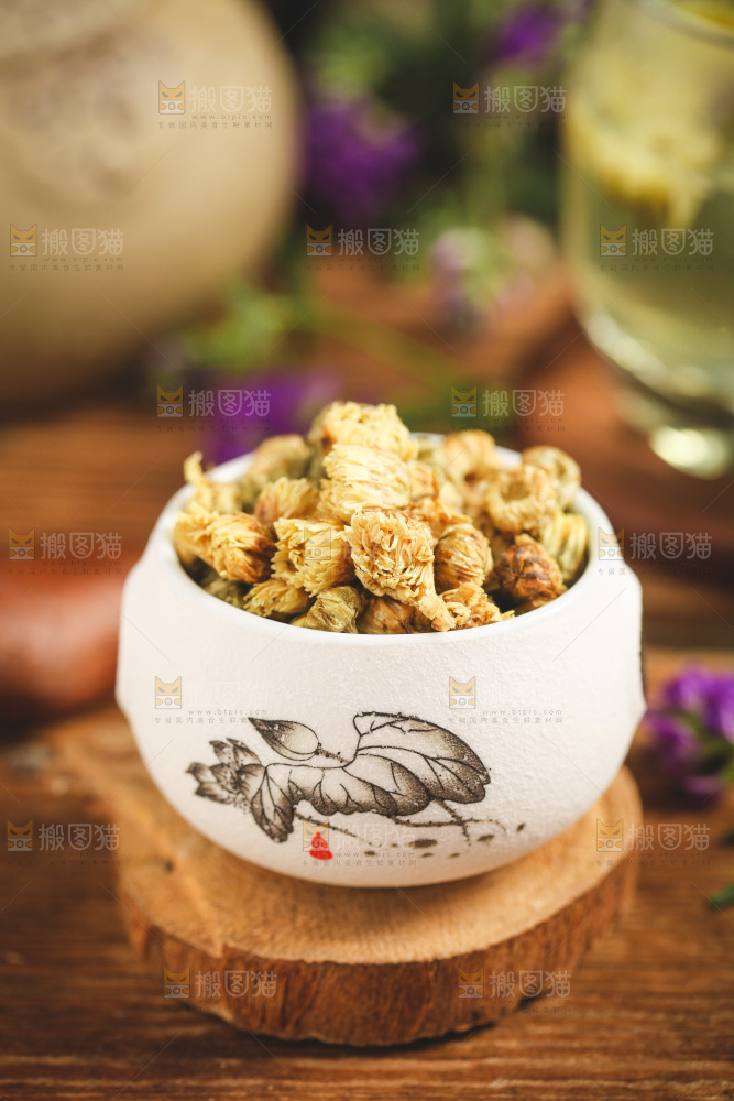 杯子里放着白菊花