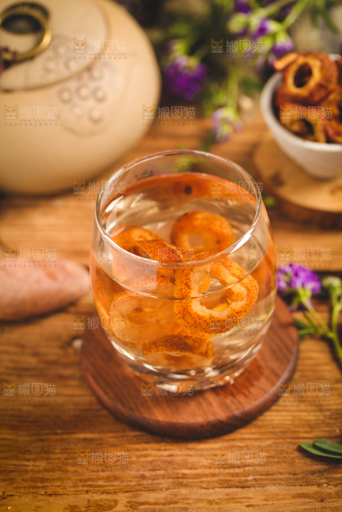 木底上放着一杯山楂片泡水