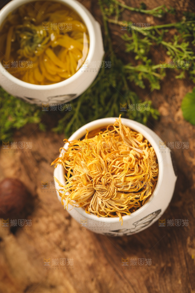 杯子里装着金丝皇菊