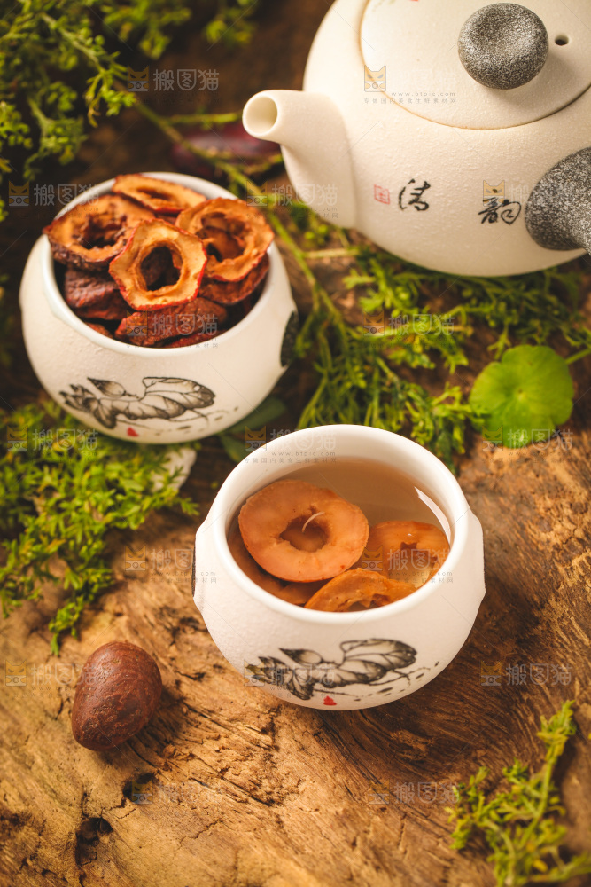深底上放着一杯山楂片泡茶