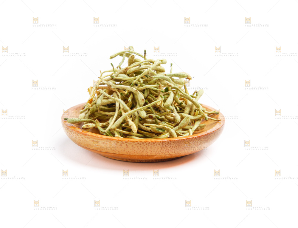 碟子里装着金银花茶