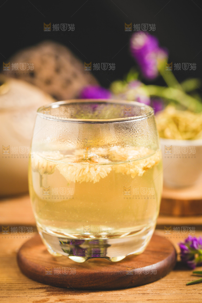木底上放着一杯白菊花茶