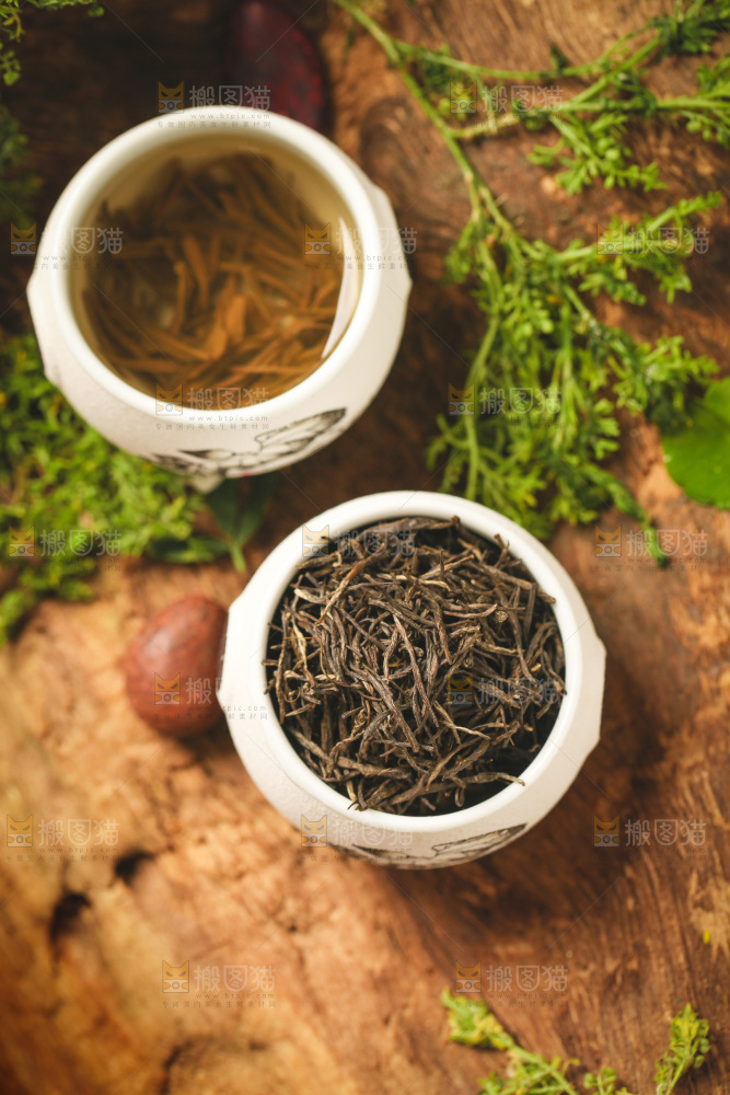 杯子里装着毛尖茶茶叶