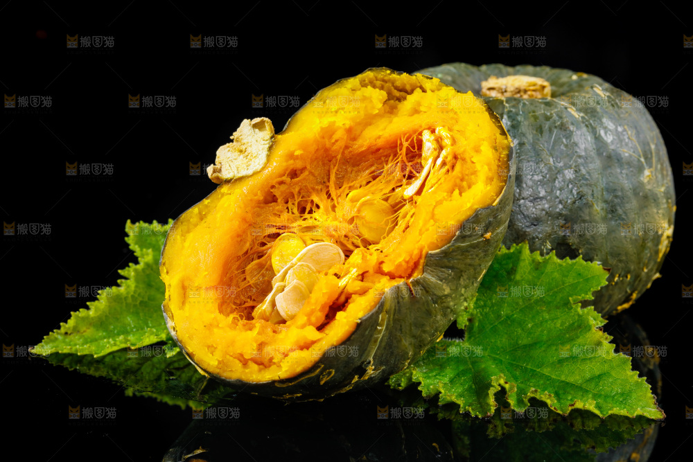 黑底上摆放着绿贝贝南瓜