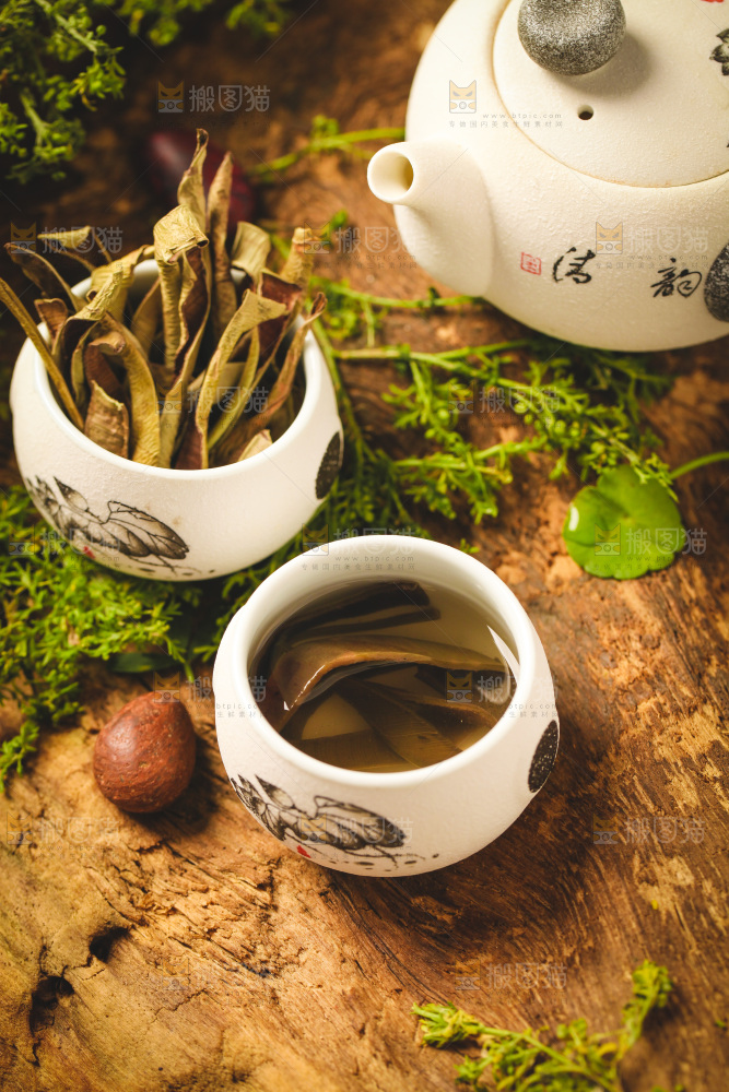 木底上放着一杯芦荟茶