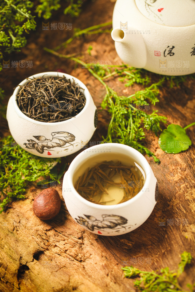 木底上放着一杯毛尖茶
