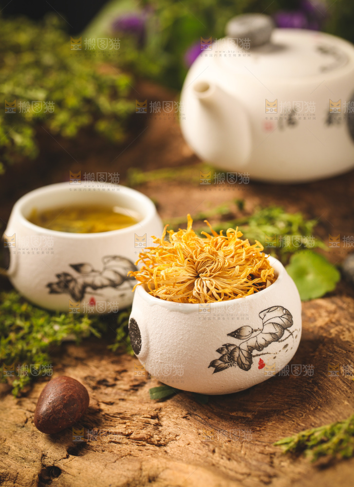 杯子里装着金丝皇菊