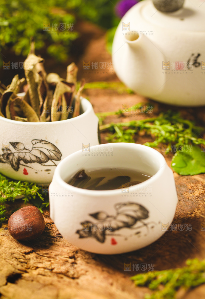 木底上放着一杯芦荟茶
