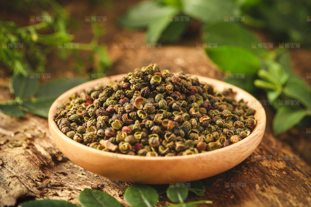 盘子里装着青花椒