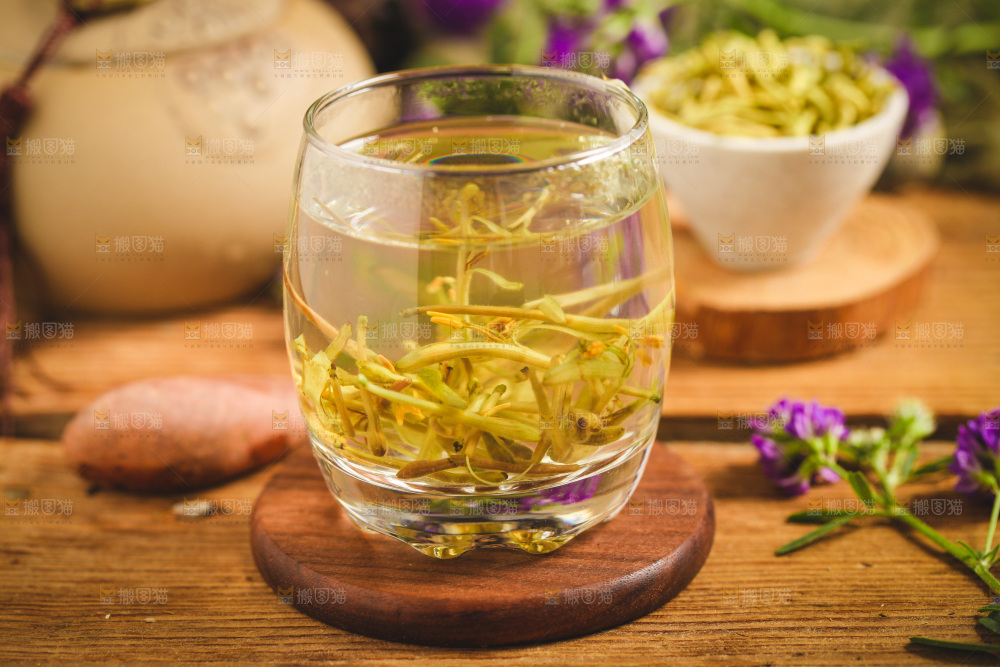 木底上放着一杯金银花茶