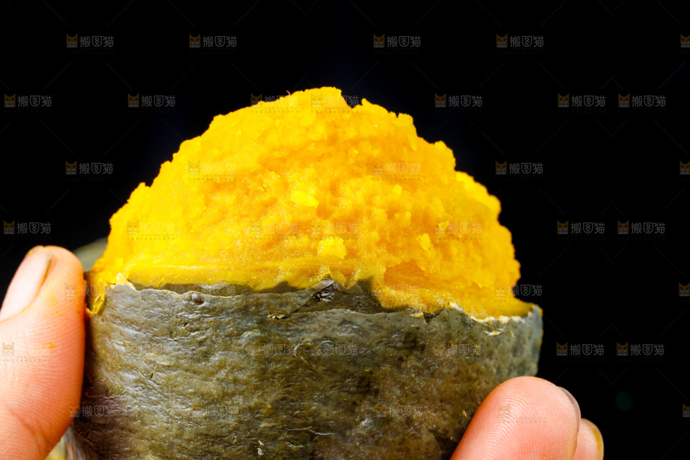 手里拿着贝贝南瓜