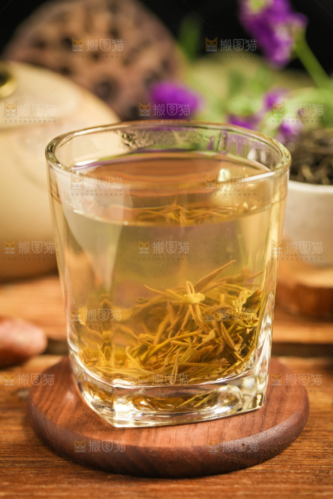 木底上放着上一杯毛尖茶