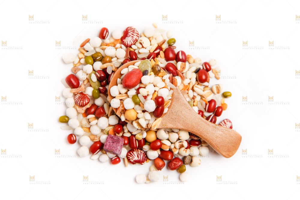 白底上放着八宝粥食材