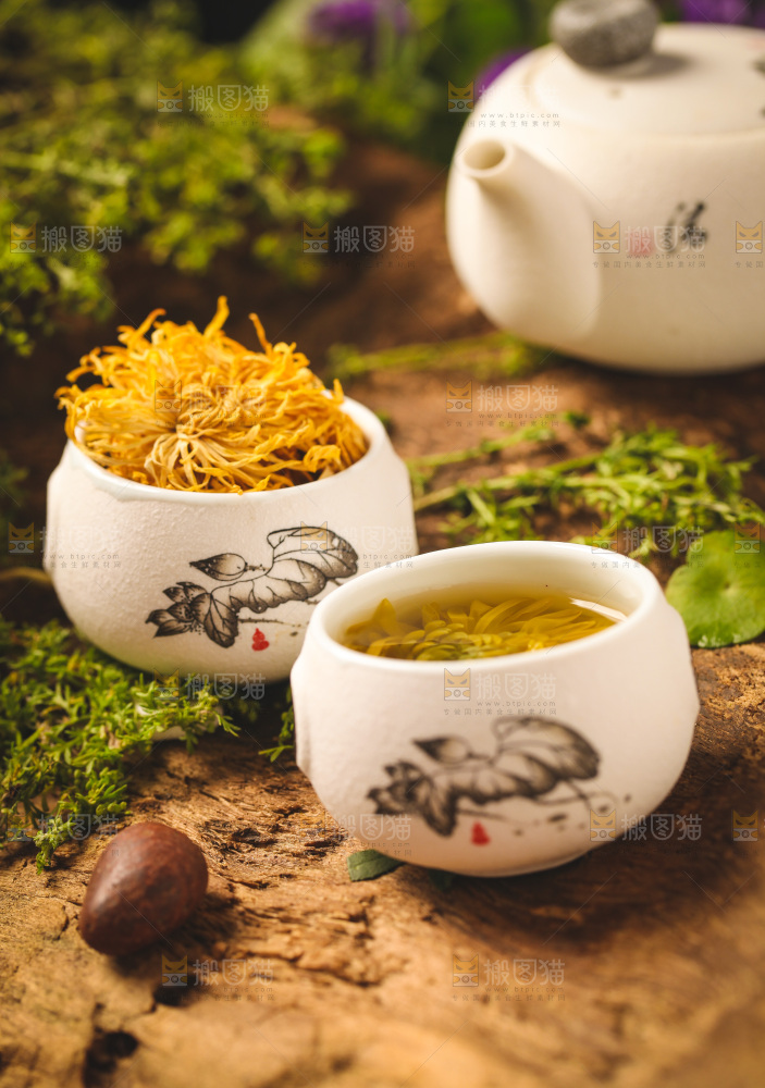木底上放着一杯金丝皇菊茶