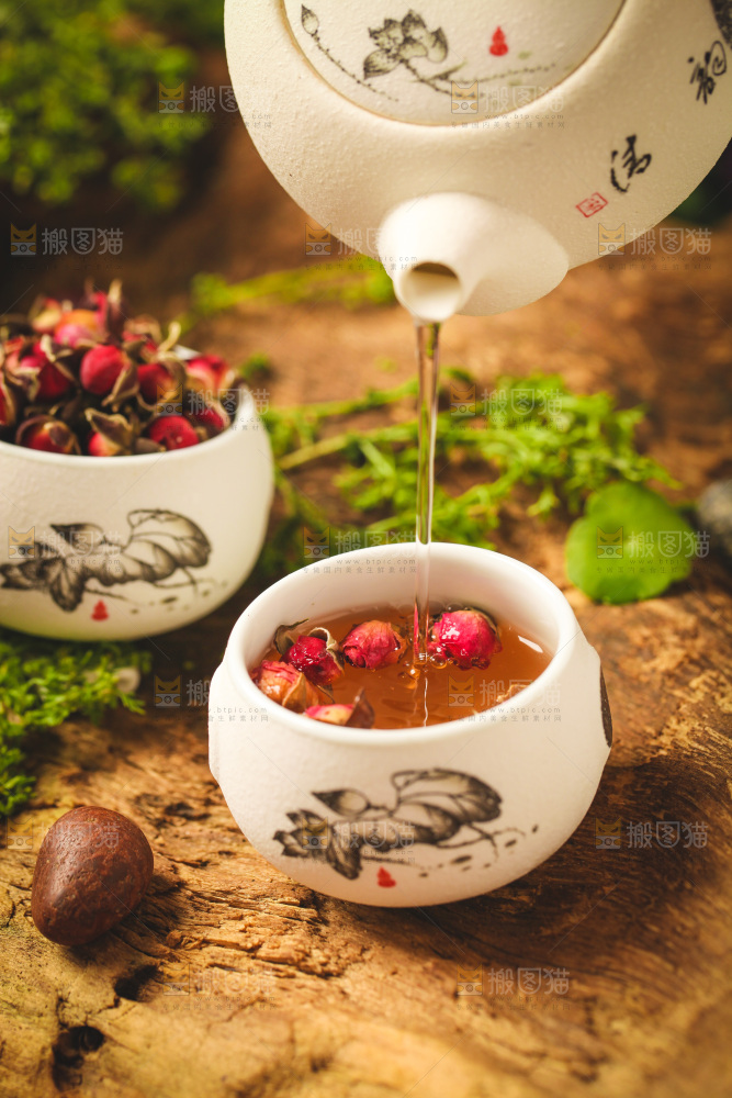 木底上放着一杯玫瑰花茶