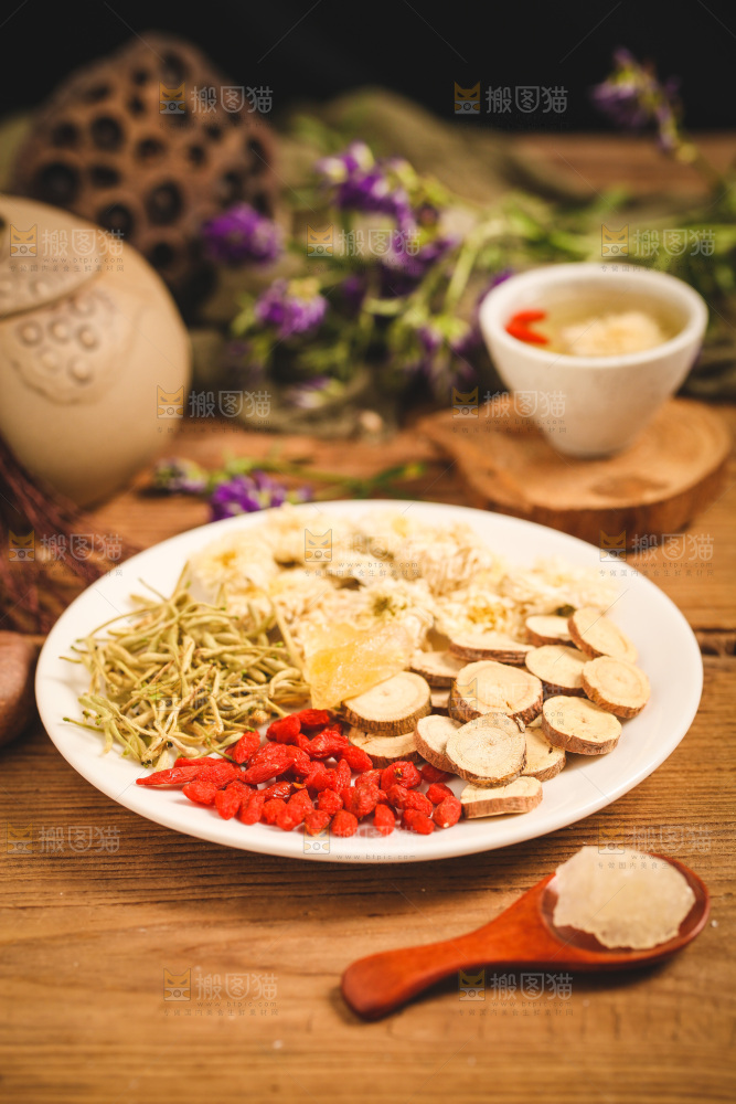 盘子里装着花茶食材