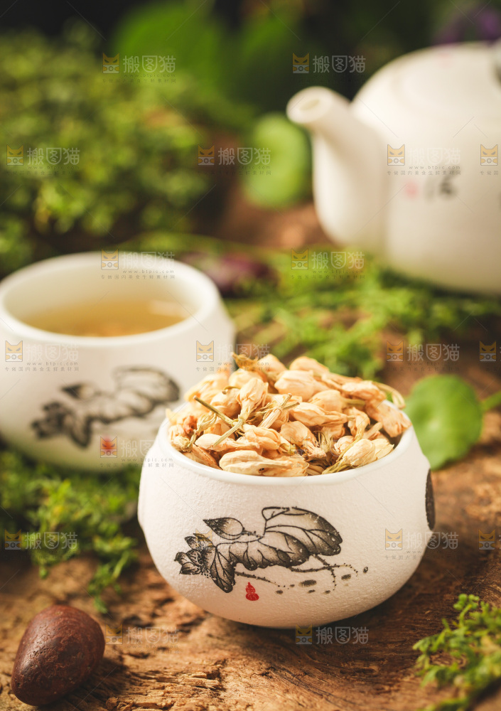 杯子里装着茉莉花